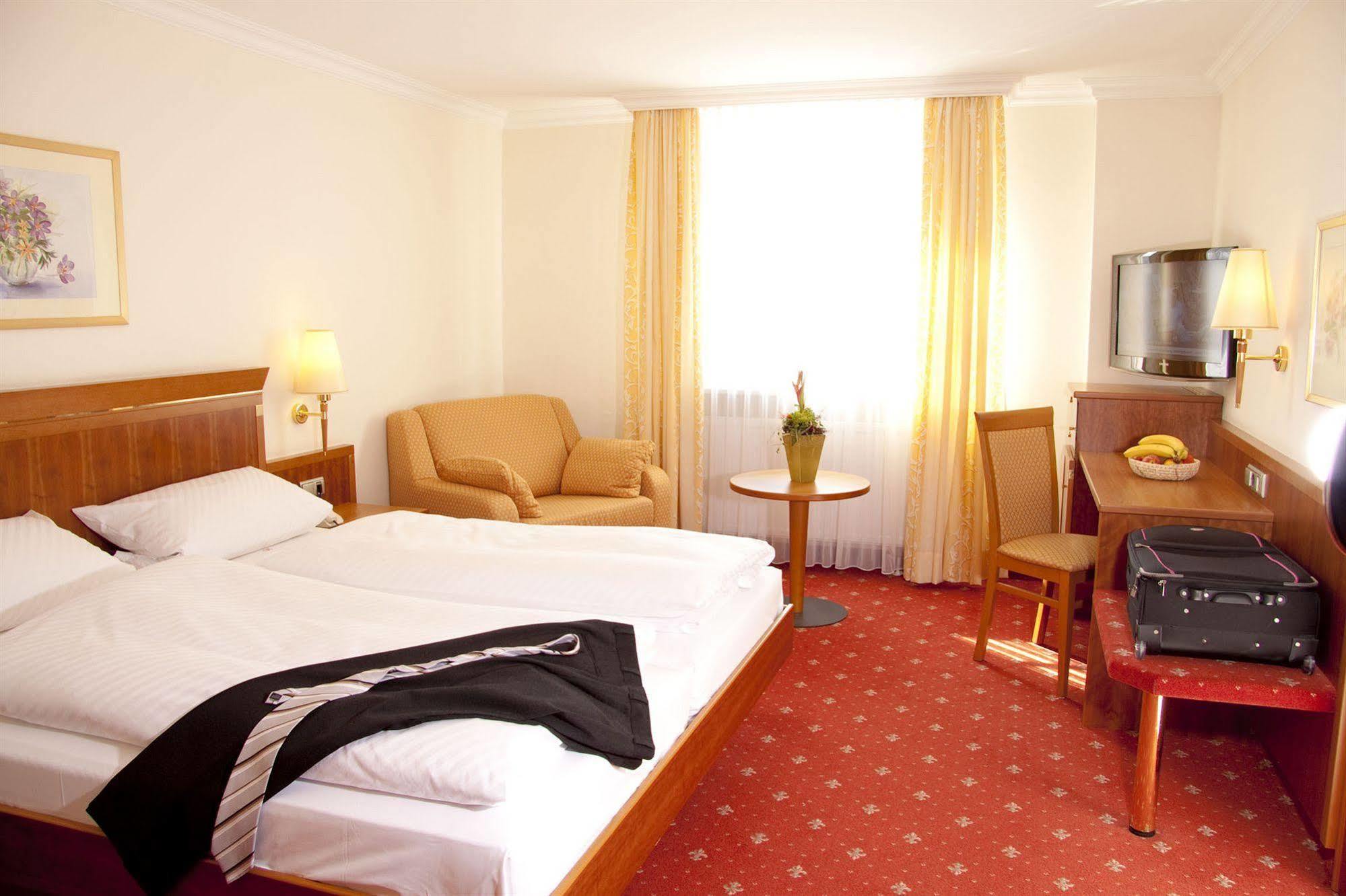 Hotel Am Schlosspark Zum Kurfuerst Oberschleissheim Luaran gambar