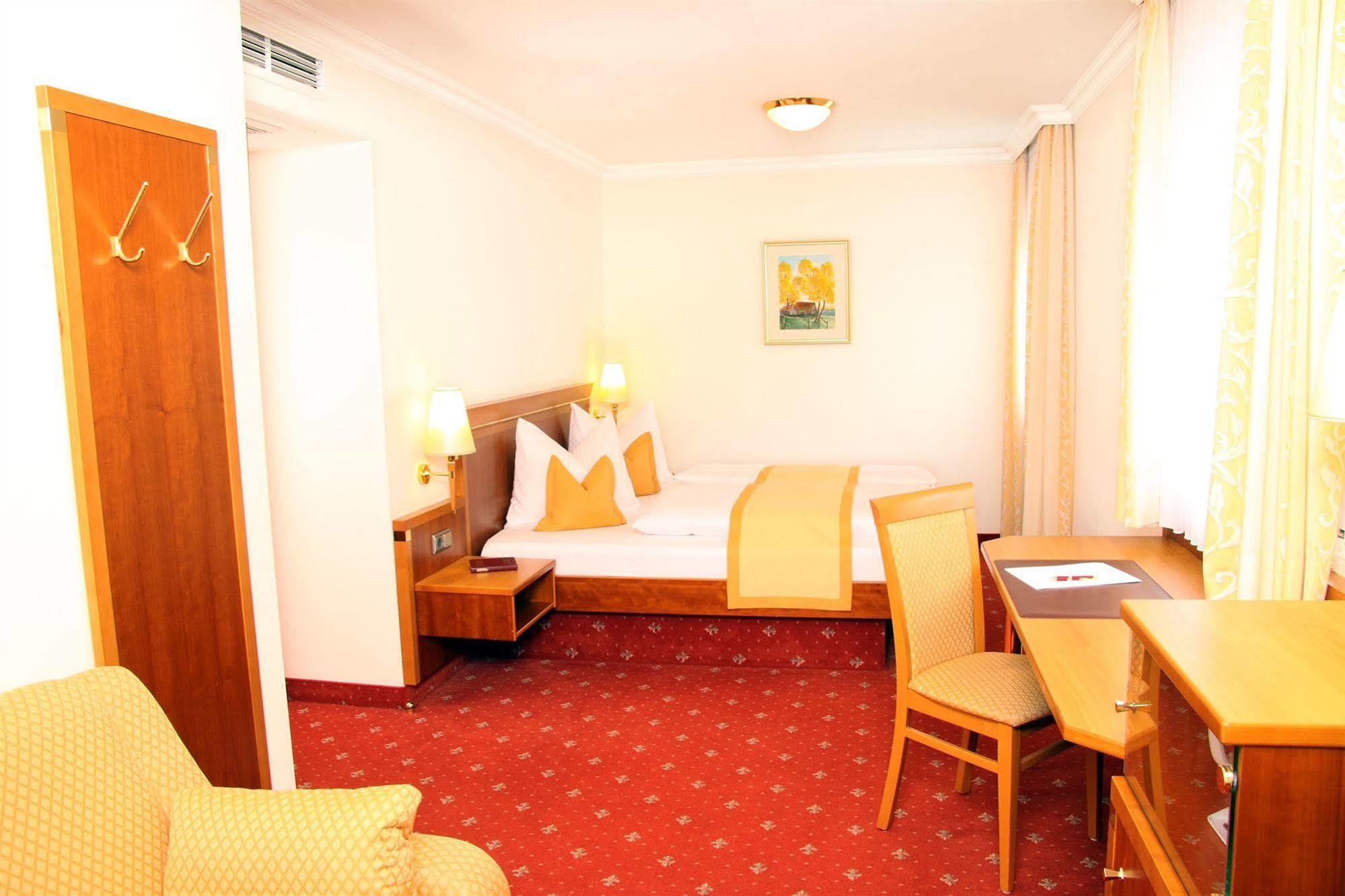 Hotel Am Schlosspark Zum Kurfuerst Oberschleissheim Luaran gambar